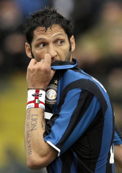 Marco Materazzi (Inter). Ben dui trai cua anh la hinh chiec Cup vo dich the